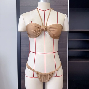 Dettaglio bikini oro champagne con design a incrocio sul collo e nodo arricciato sul top
