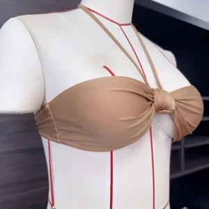 Vista dettagliata del top bikini marrone caffè con nodo e laccetti su un manichino