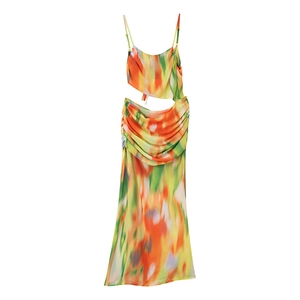 Détail de l'imprimé aquarelle sur robe de plage légère en mousseline et taille plissée