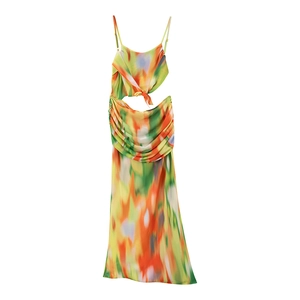 Détail de la robe tie-dye colorée avec découpe à la taille et nœud décoratif sur le devant
