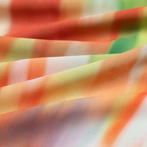Gros plan d'un tissu en mousseline légère avec dégradé coloré et texture soyeuse