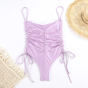 Détail à plat du maillot de bain une pièce lilas avec fronces et liens latéraux