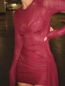 Nahaufnahme von weinrotem langärmeligem Mini-Kleid aus Mesh mit Raffung und Transparenz