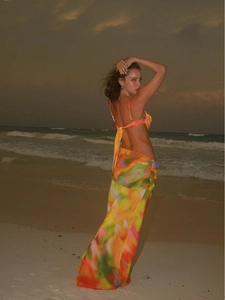 Ensemble de plage sexy avec crop top dos nu et jupe longue à imprimé arc-en-ciel