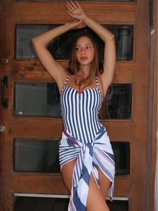 Maillot de bain une pièce à rayures bleues et blanches avec paréo de plage assorti