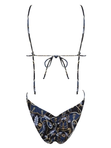 Dunkelblauer Bikini-Zweiteiler mit nautischem Print, Goldketten und Anker-Motiv