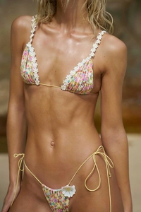Détail du bikini floral avec applique de fleur 3D et bordures en dentelle
