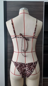 Vue arrière d'un bikini imprimé léopard avec fermeture à nouer et bas froncé