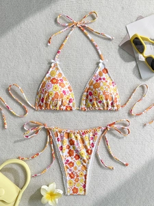 Bikini floral avec bordure en dentelle et nœuds pour les vacances d'été à la plage
