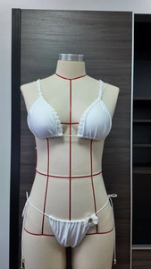 Détails d'un bikini blanc avec des fleurs 3D et une bordure en dentelle délicate