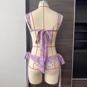 Détail de bikini à fleurs avec nœuds réglables au dos et liens latéraux pour femmes