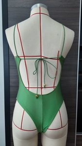 Vue détaillée du maillot une-pièce dos nu avec laçage sexy et perles dorées brillantes