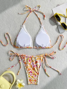 Ensemble bikini floral vibrant avec haut licou et culotte à lacets pour la plage