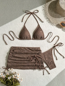 Set bikini tre pezzi in crochet marrone con motivo a foglie e accessori da spiaggia