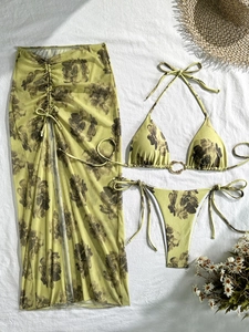Ensemble bikini 3 pièces à fleurs avec jupe de plage en mesh et anneau en métal