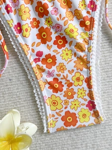 Bas de bikini à fleurs avec bordure dentelle blanche et liens latéraux pour plage