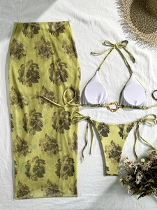 Ensemble bikini 3 pièces à fleurs avec haut à anneau métallique et paréo en résille