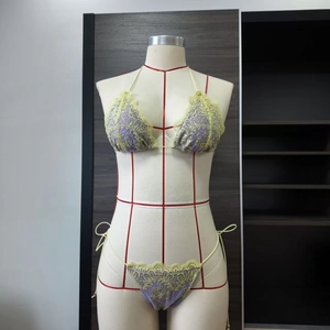 Détail du bikini en dentelle violette avec bordure jaune au crochet et texture florale