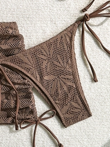 Set bikini tre pezzi marrone all'uncinetto con slip traforati e laccetti laterali regolabili