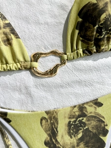 Bikini 3 pièces vert à imprimé floral avec anneau métallique doré ondulé pour femme