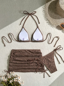 Set bikini tre pezzi marrone in pizzo con top a fascia e gonna da spiaggia coordinata
