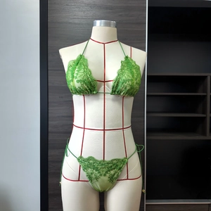 Détails de la dentelle vert émeraude et des bordures délicates en crochet du bikini