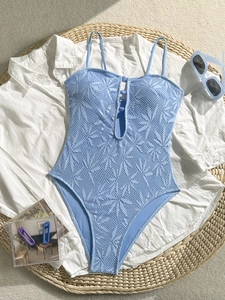 Détail du maillot de bain bleu clair avec motifs de feuilles en dentelle crochetée