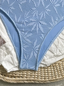 Gros plan détaillé sur le tissu en dentelle florale bleu clair d'un maillot de bain