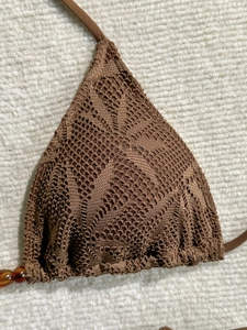 Haut de bikini en crochet marron avec bonnets triangles et perles d'ambre décoratives