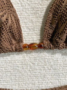 Haut de bikini marron au crochet avec perles en résine ambrée et texture ajourée fine