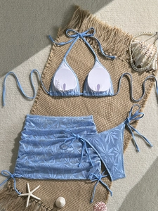 Vista piatta di un bikini 3 pezzi azzurro all'uncinetto con gonna in pizzo e decori marini