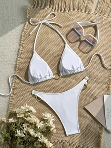 Ensemble bikini blanc brodé de palmiers avec anneaux dorés pour les vacances à la plage