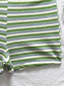 Dettaglio del tessuto a righe verdi e bianche con texture di questo bikini donna