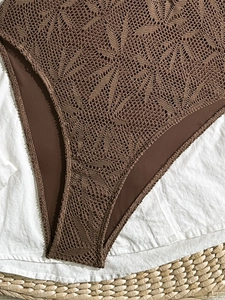 Maillot de bain crochet marron une pièce avec motifs feuilles ajourés et doublure douce