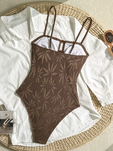 Maillot de bain crochet marron avec motif de feuilles et boucle ambre décorative