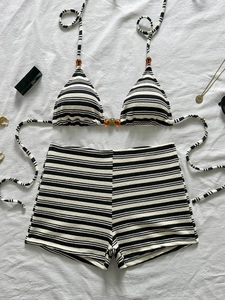 Bikini due pezzi a righe con pantaloncini a vita alta e dettagli di perle color ambra scuro