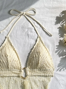 Top bikini beige all'uncinetto con allacciatura al collo e anello in metallo moda