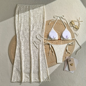 Ensemble bikini 3 pièces en dentelle blanc cassé avec jupe longue et motifs au crochet