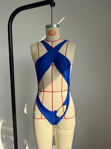 Détail d'un maillot de bain bleu roi ajouré avec licou et anneaux de chaîne en métal