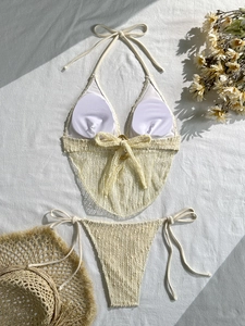 Elegante bikini a due pezzi in rete all'uncinetto bianco crema con lacci al collo e fianchi
