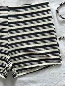 Dettaglio slip bikini a vita alta a righe bianche e nere con trama in seersucker