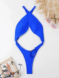 Maillot de bain bleu roi avec découpes, anneau doré et accessoires de plage d'été