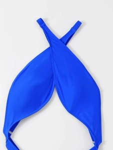 Détail du haut de bikini croisé licou bleu vif avec tissu élastique de qualité supérieure