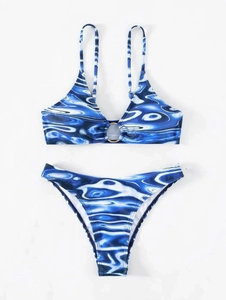 Ensemble bikini 3 pièces avec imprimé marbre bleu et anneau métal sur fond blanc