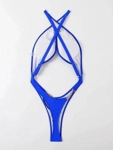 Détail du maillot de bain bleu roi avec découpes, anneaux dorés et lanières licou croisées