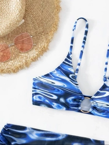 Bikini trois pièces avec imprimé marbre bleu et anneau doré pour tenue de plage sexy