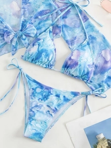 Bikini trois pièces avec motifs tie-dye et haut de plage en maille transparente