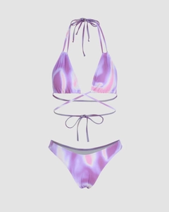 Détail du haut de bikini dégradé violet avec longues lanières à nouer autour de la taille