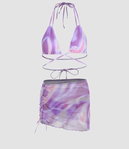 Détail du bikini tie-dye violet avec licou et jupe paréo en maille assortie