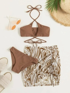 Dreiteiliger brauner Bikini mit marmoriertem Pareo-Rock und Strand-Accessoires